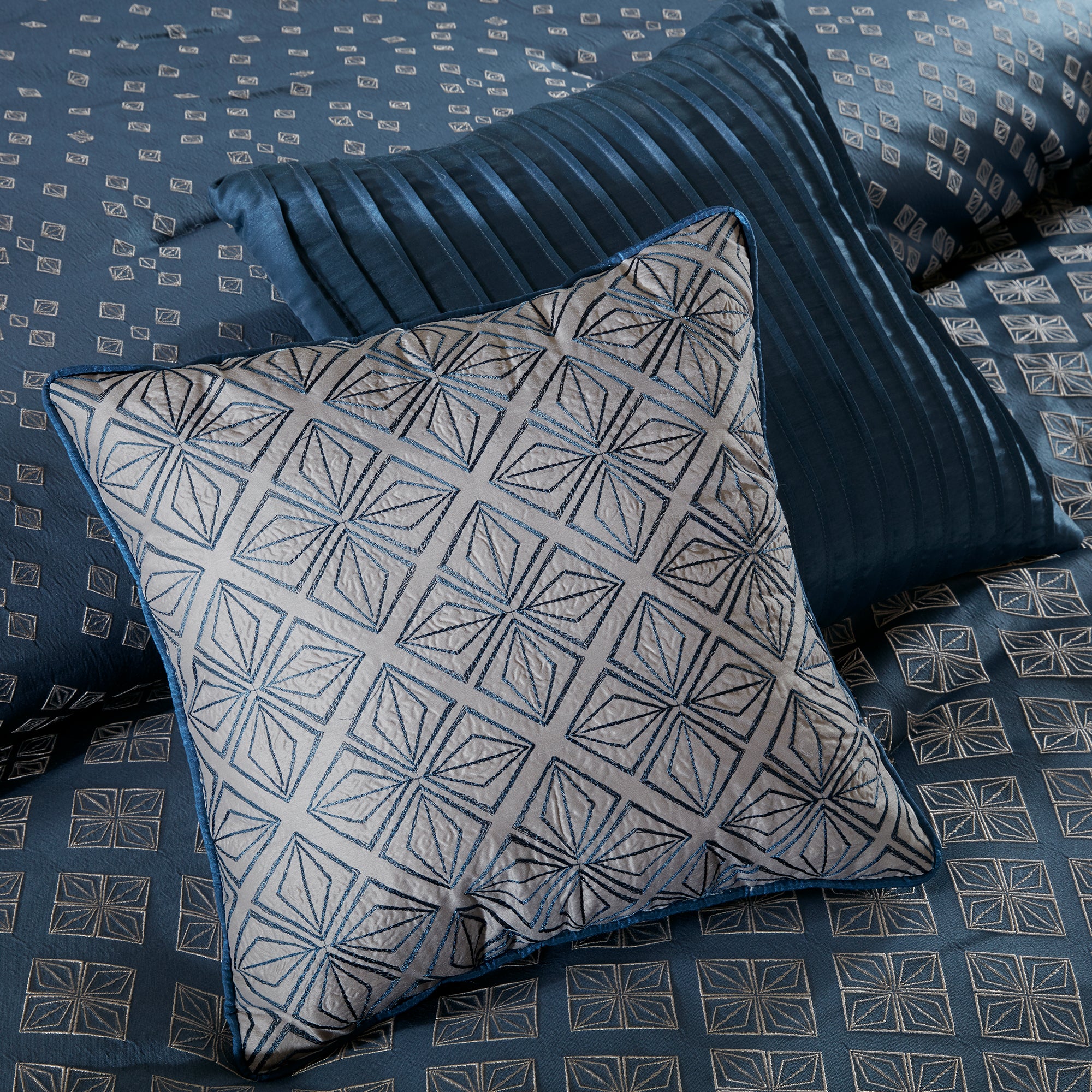 Biloxi 7-Piece Jaquard Comforter Set - Image 10