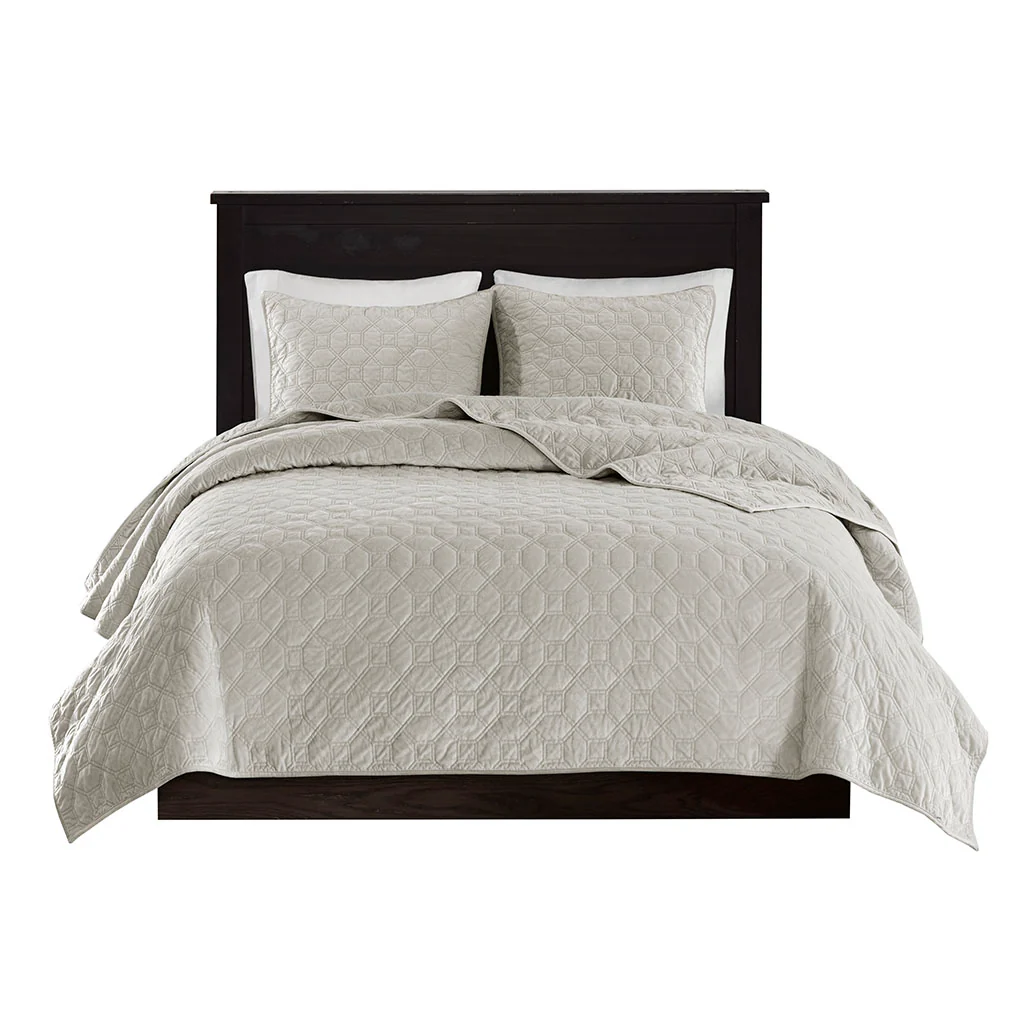 Harper 3-Piece Velvet Quilt Set - Image 4