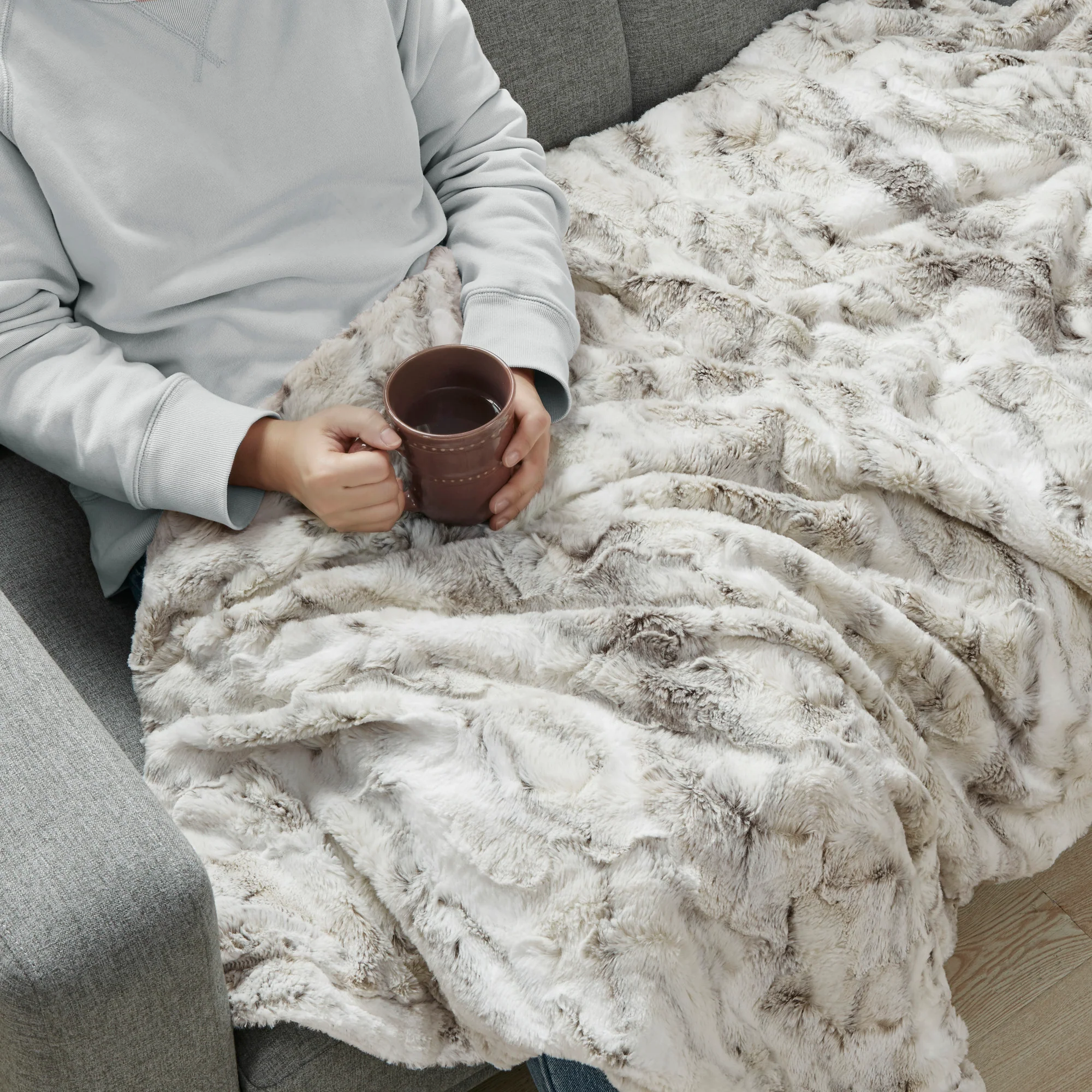 Sachi Oversized Faux Fur Throw - Image 6