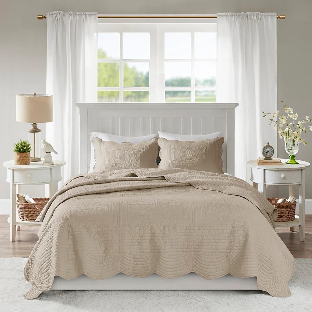 Tuscany 3-Piece Reversible Scalloped Edge Quilt Set - Image 4